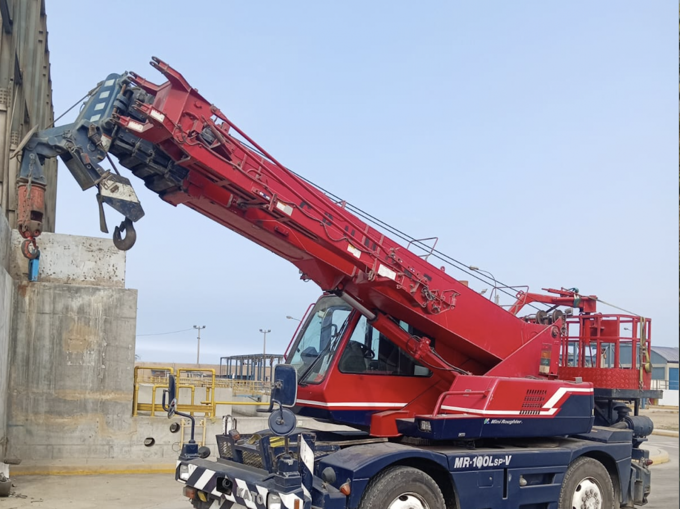 GRUA CON CANASTILLA 